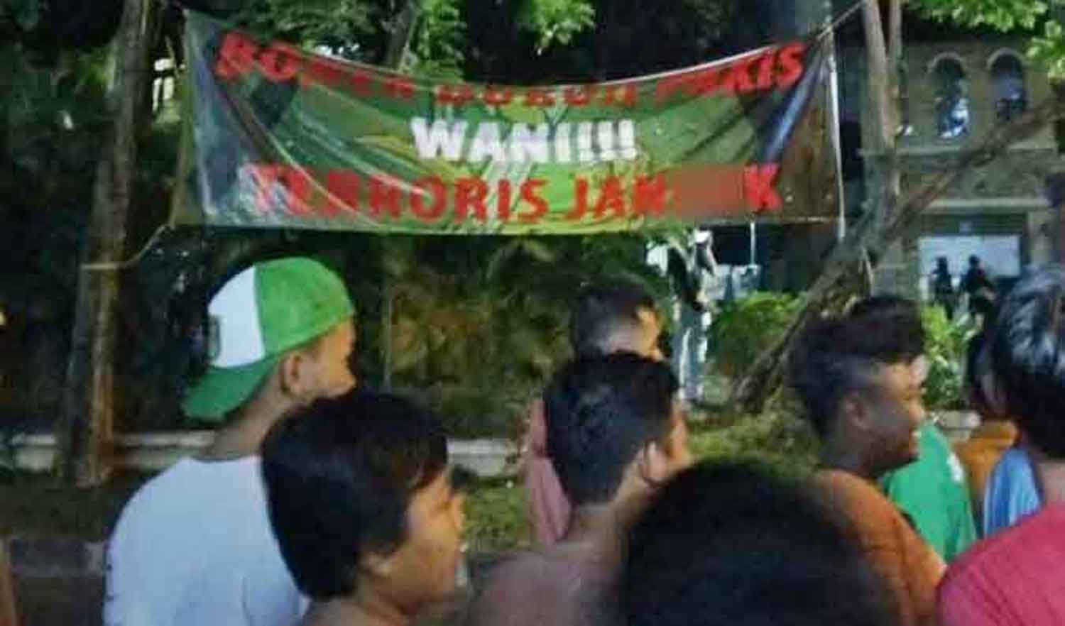 Salah satu poster perlawanan terhadap teroris yang dipasang Bonek Dukuh Pakis.