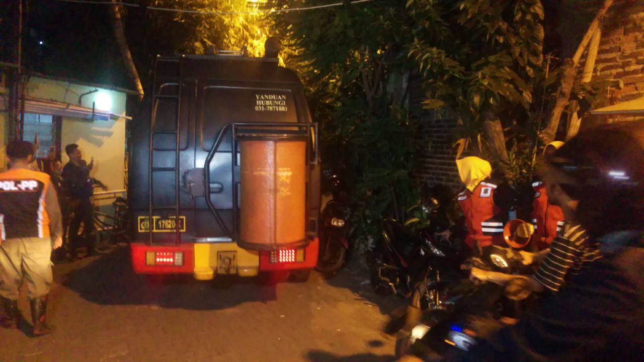 Tampak mobil gegana Polda Jatim yang hendak mengevakuasi boks mencurigakan.