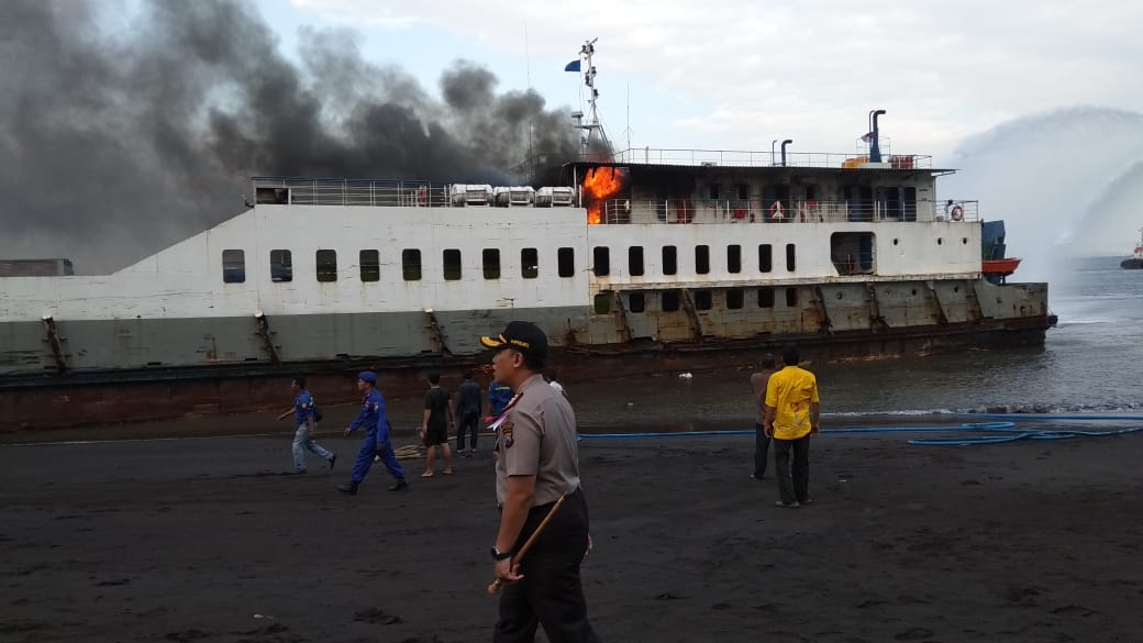 Petugas memadamkan KMP Labitra Adinda yang mengalami kebakaran