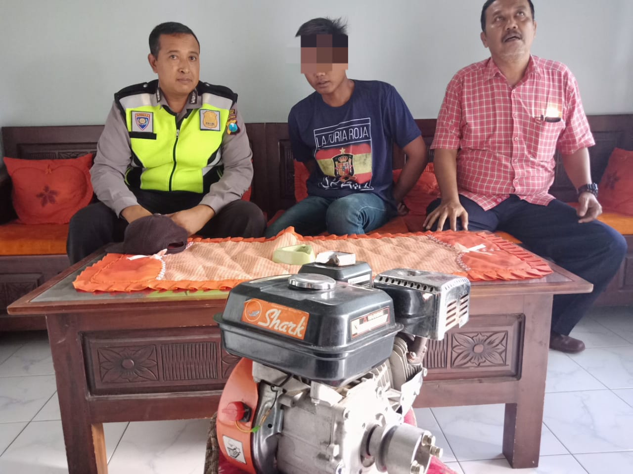 Petugas menunjukkan tersangka dan barang bukti.