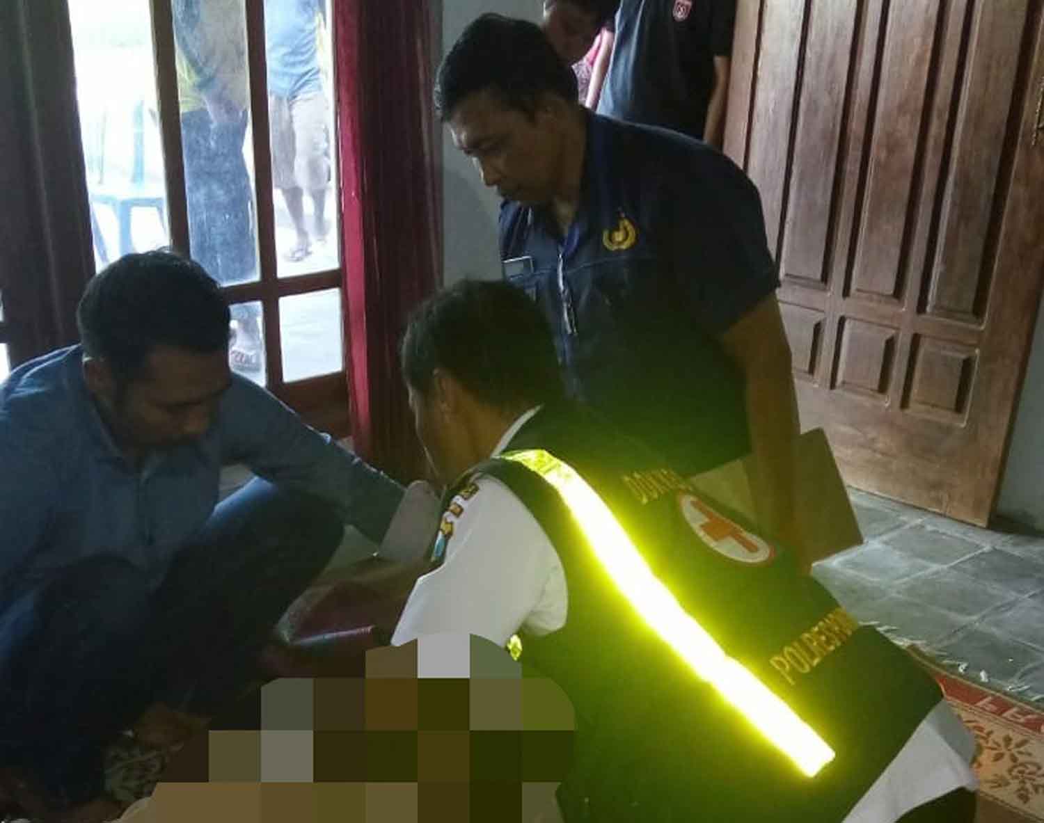 Petugas melakukan pemeriksaan pada jenazah korban/Foto: Mita Kusuma