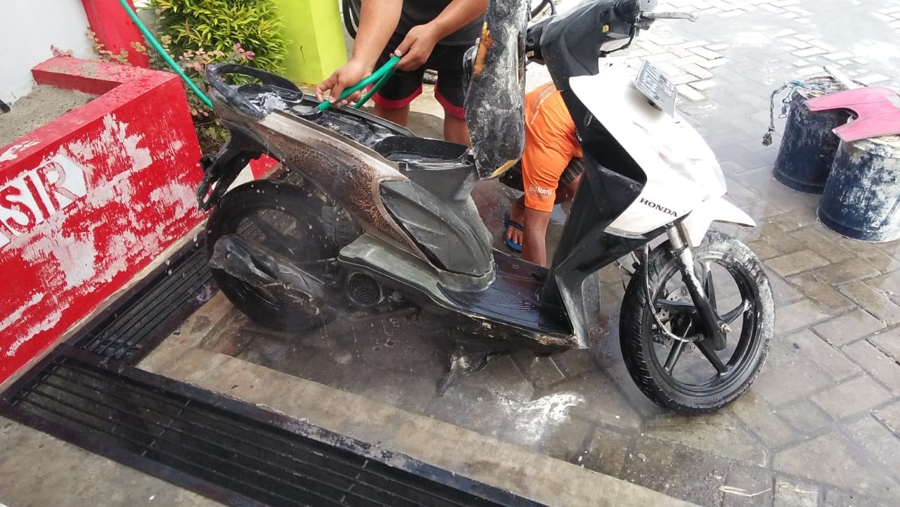 Sepeda Motor Yasman yang terbakar.