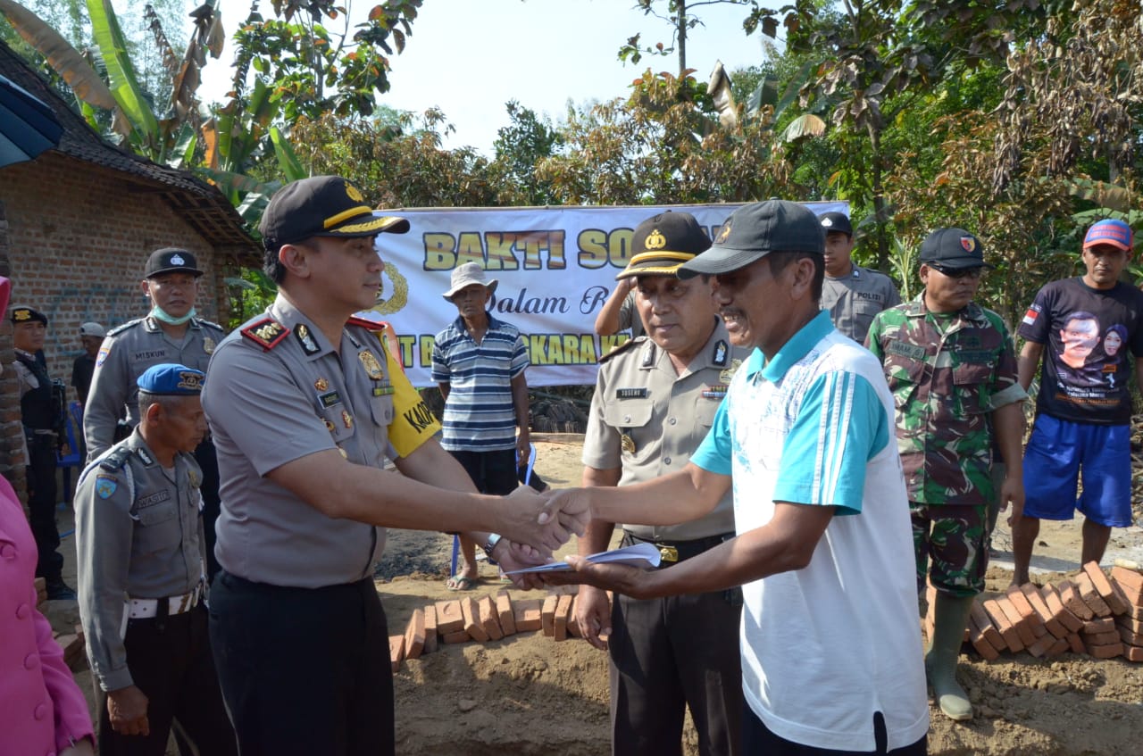 Penyerahan bantuan bahan bangunan dan pakaian kepada korban rumah terbakar di Ponorogo