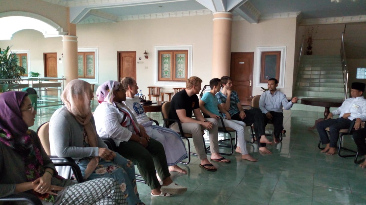 Para bule asal Amerika saat mendatangi Pondok Gontor.