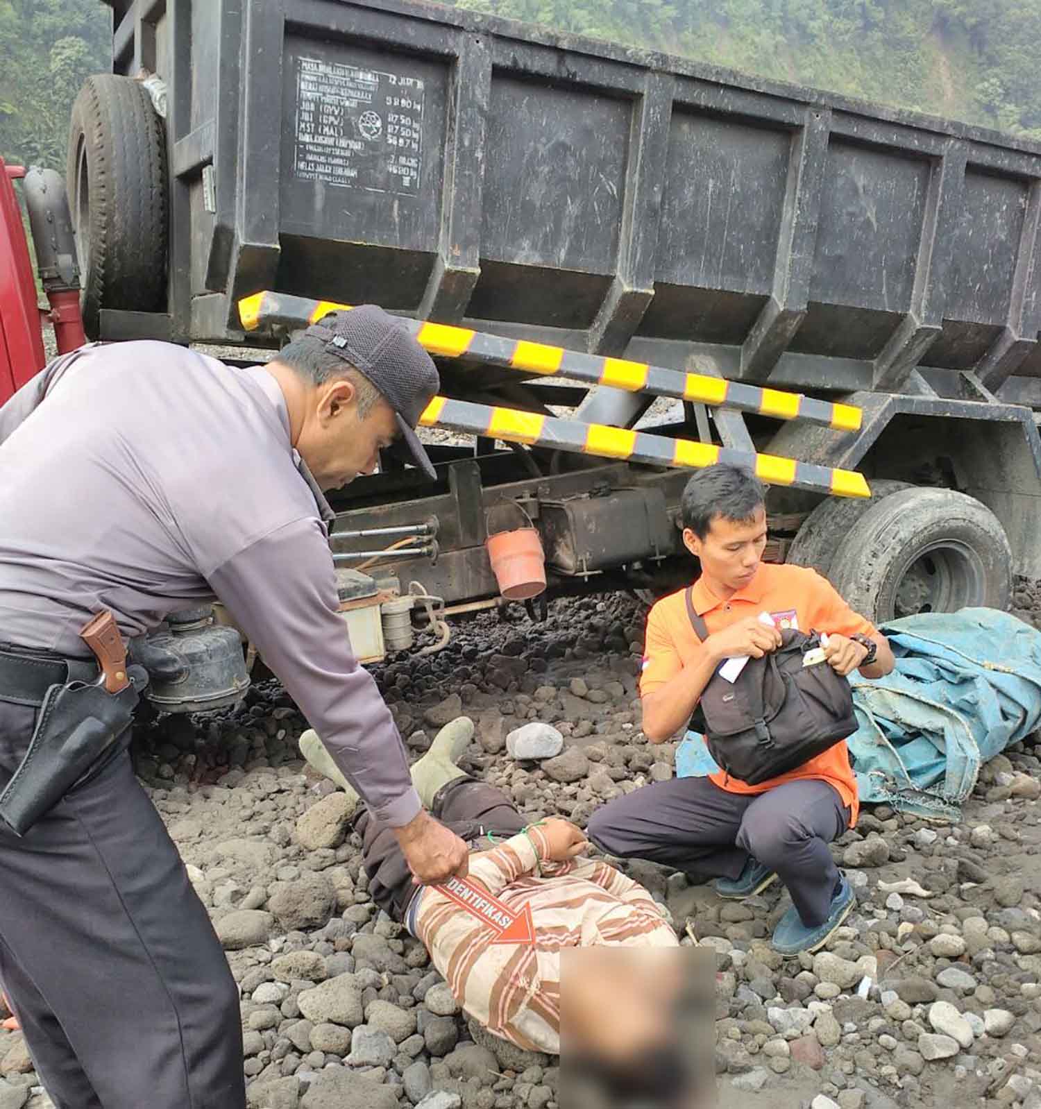 Nahas, Pria Ini Tewas Terjepit Bak Truk saat Perbaiki Mesin