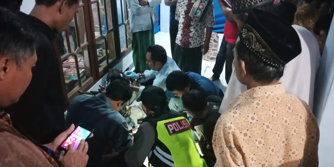 Petugas mengidentifikasi jenazah.