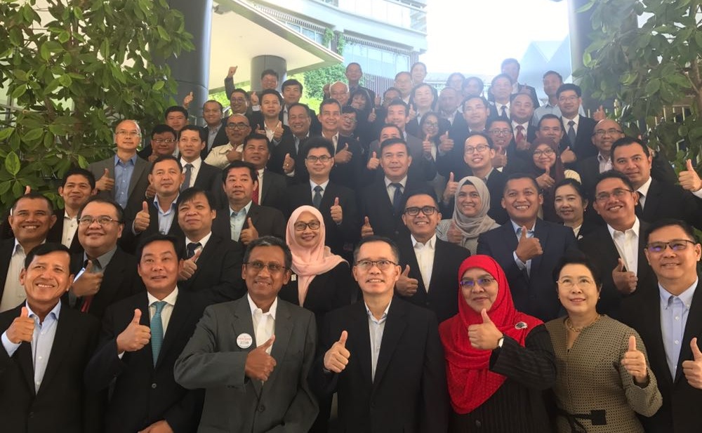 Bupati Anas ditengah-tengah 26 peserta delegasi pengembangan Smart Cities se ASEAN