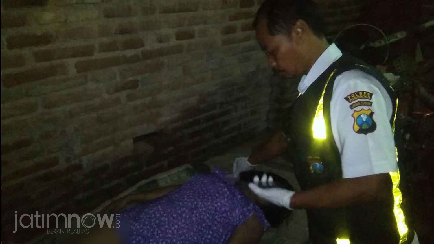 Petugas melakukan identifikasi pada korban/Foto: Mita Kusuma