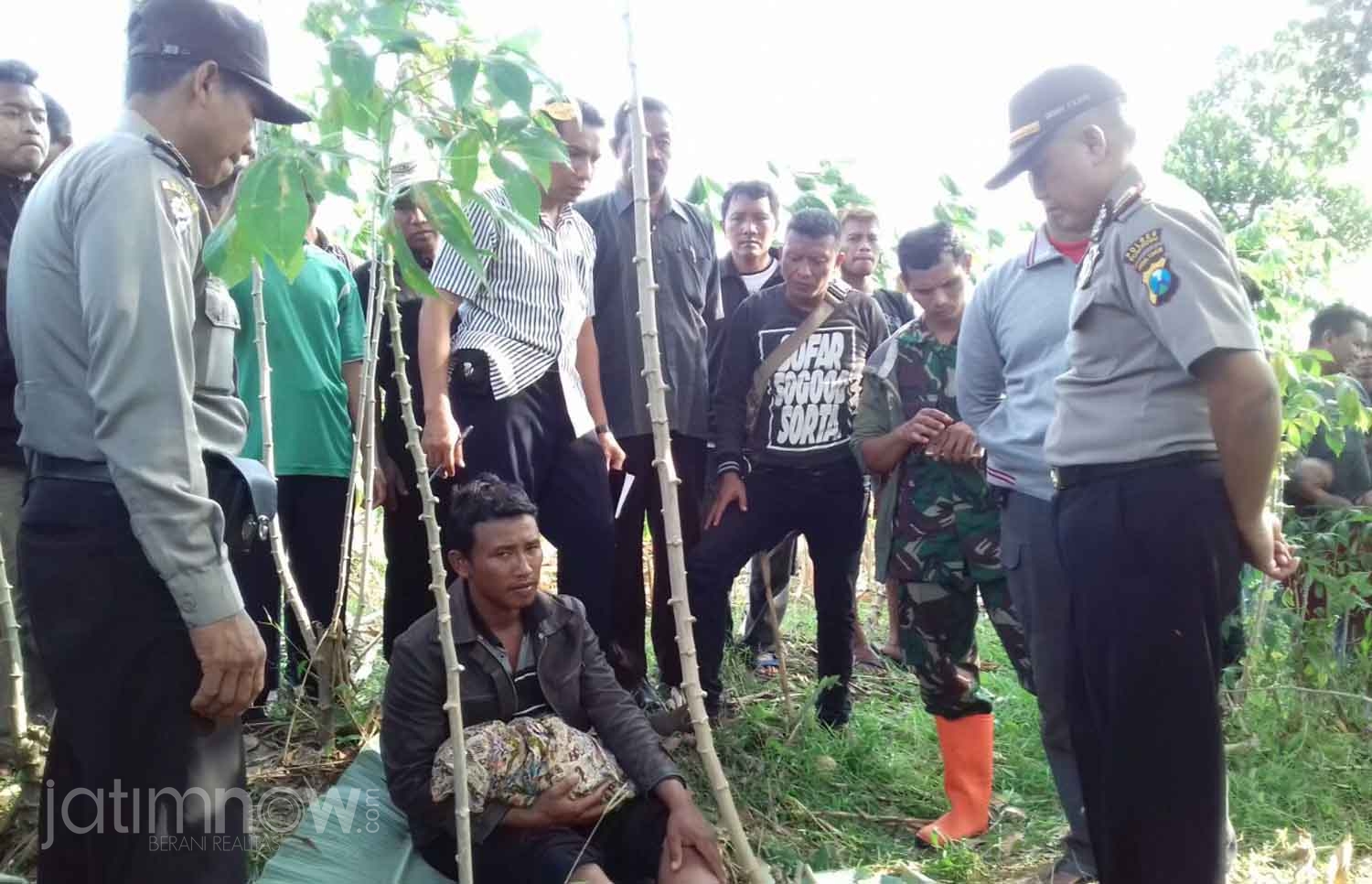 Petugas saat menemukan jasad Gilang/Foto: Mita Kusuma.