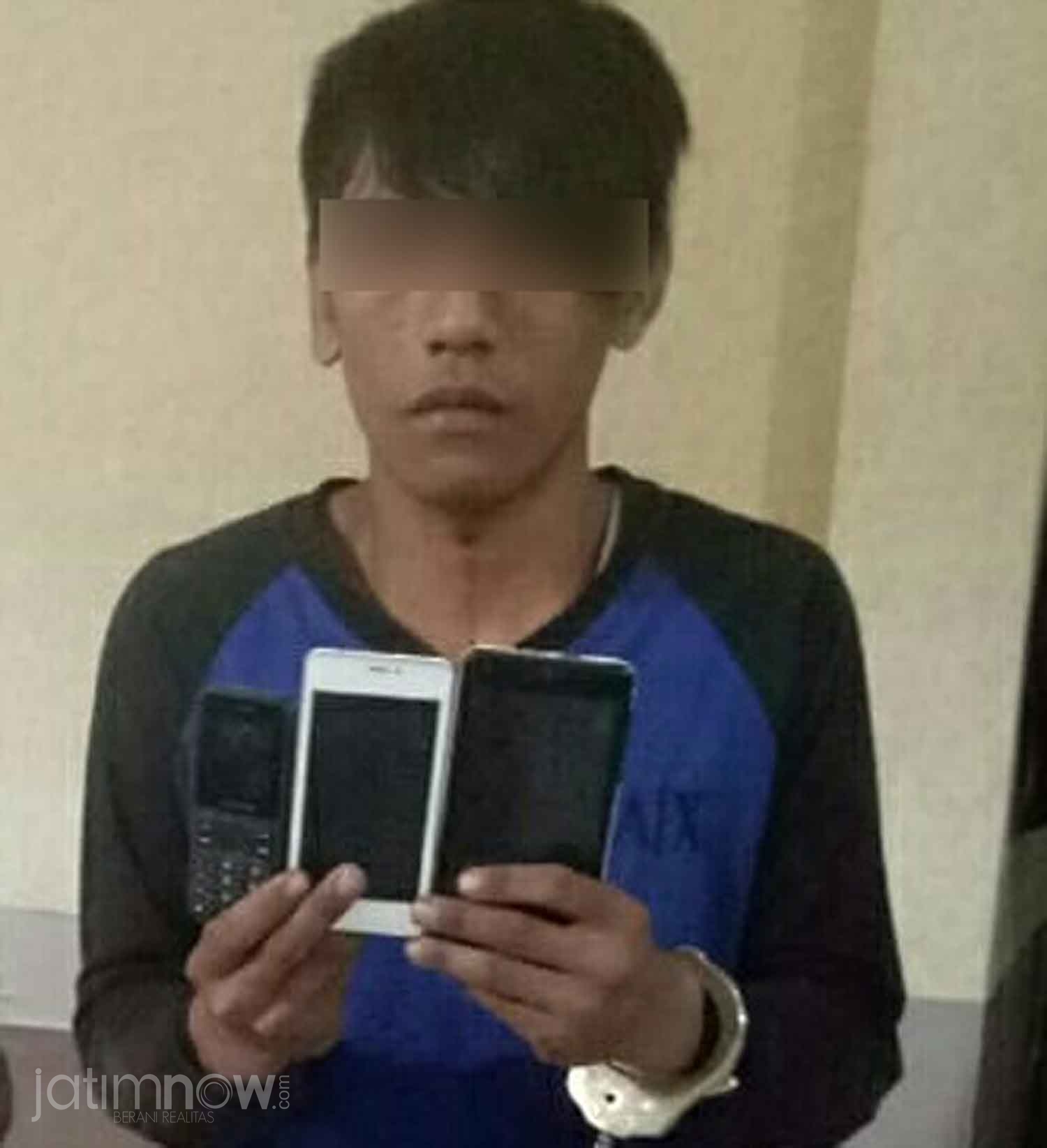 Tersangka menunjukkan barang bukti./Foto: Arry saputra.