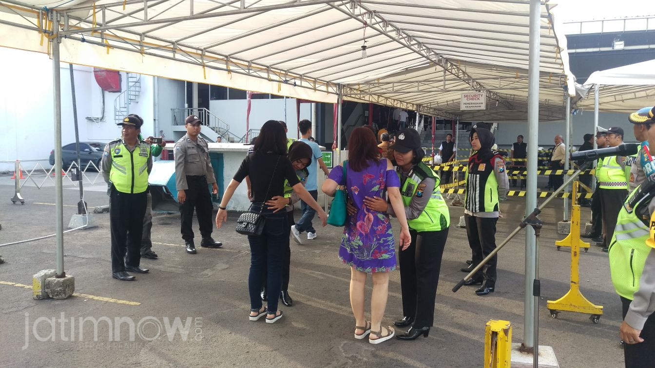 Petugas melakan pengamanan ketat di sejumlah gereja di Surabaya./Foto: Arry Saputra