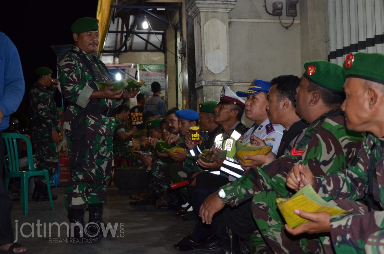 Nampak petugas TNI dan Polri di Ponorogo sahur bersama