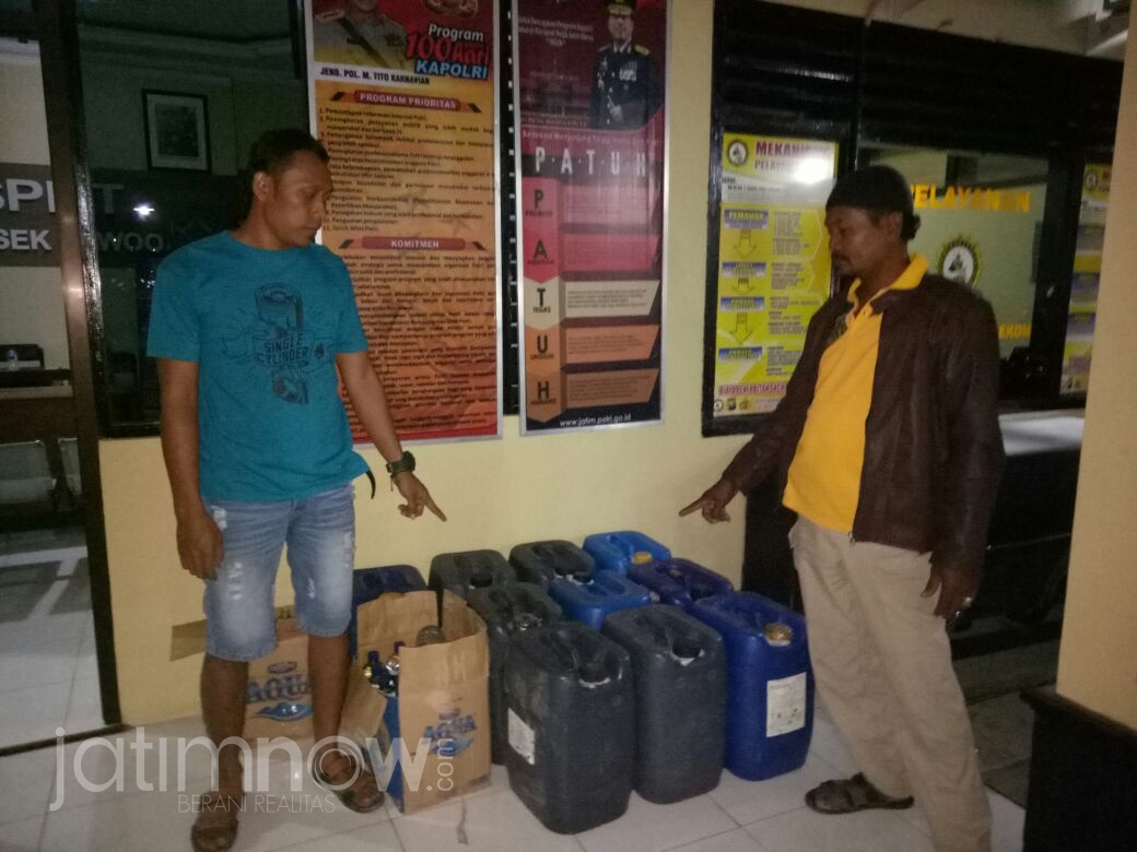 Petugas menunjukkan barang bukti yang disita/Foto: Mita Kusuma