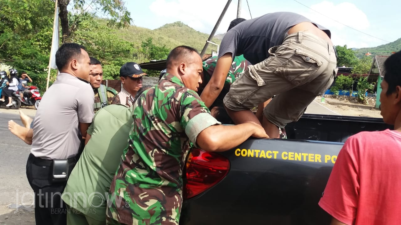 Petugas mengevakuasi korban./Foto: Mita Kusuma