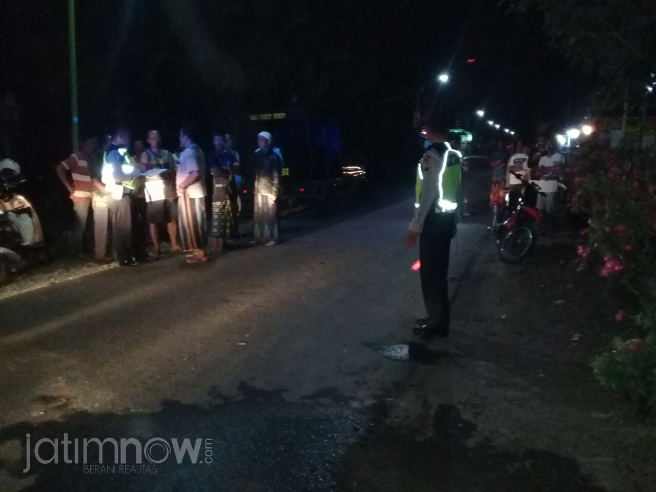 Petugas melakukan olah TKP/Foto: Irul Hamdani.