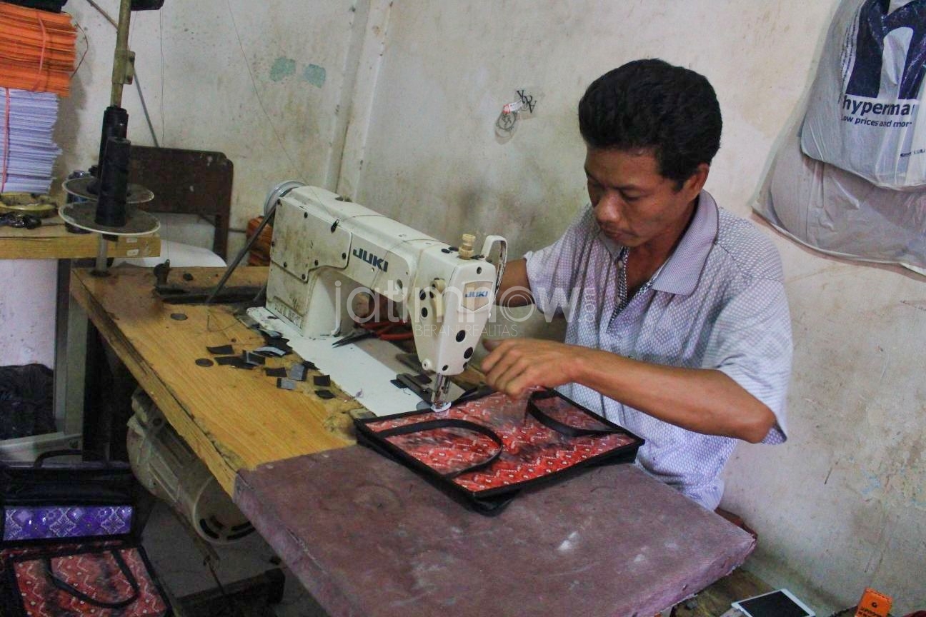 Ali Fatkan saat memproduksi tas/Foto: Arry Saputra.