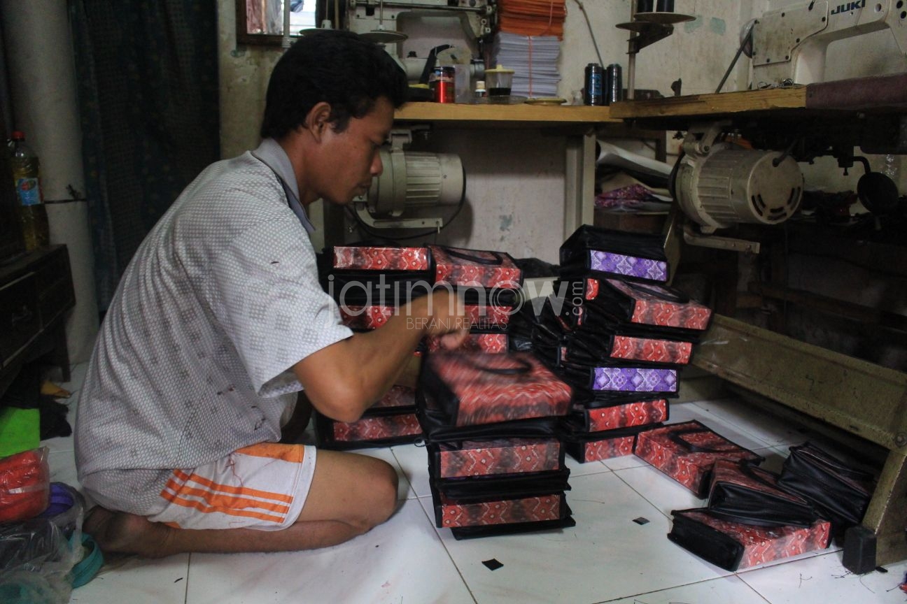 Perajin sedang memilah tas./Foto: Arry Saputra