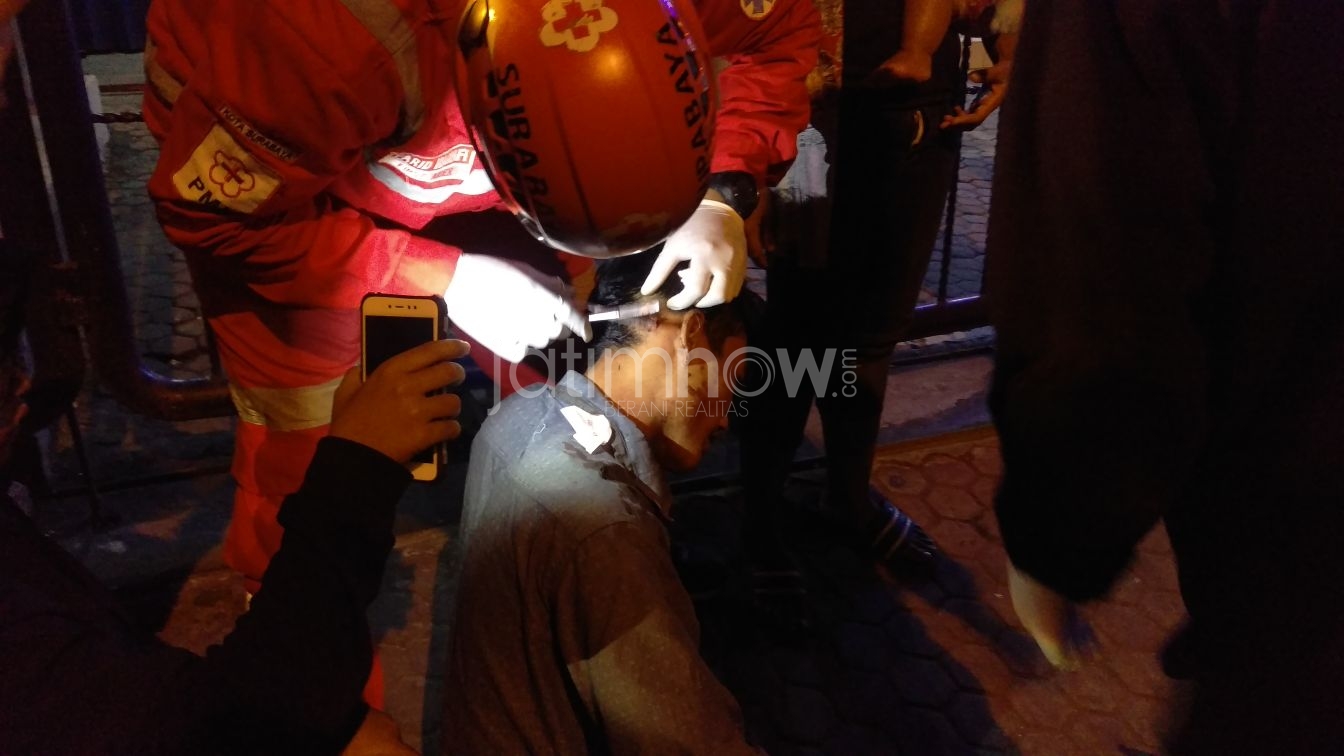 Petugas mengobati warga yang terluka/Foto: Fahrizal Tito