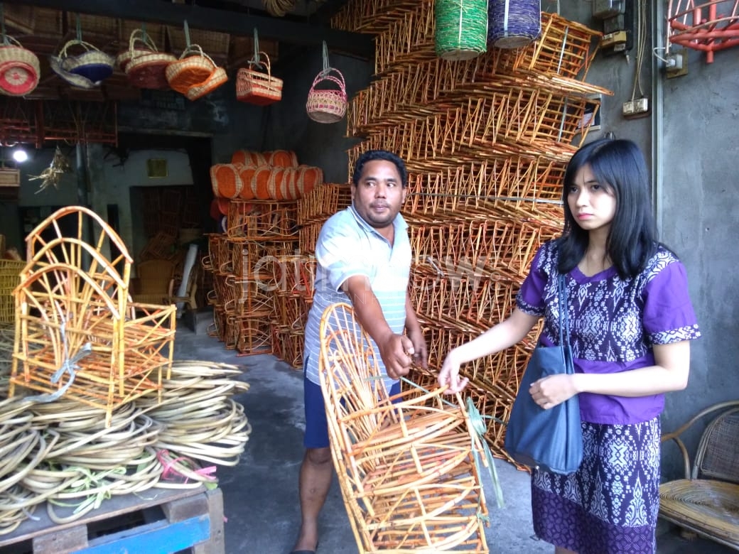 Salah satu penjual keranjang parcel./Foto: Arry Saputra.