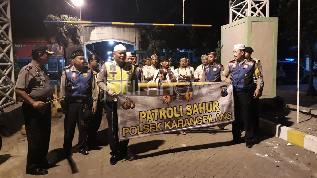 Anggota Polsek Karangpilang bersama warga patroli sahur./Foto: Arry Saputra.
