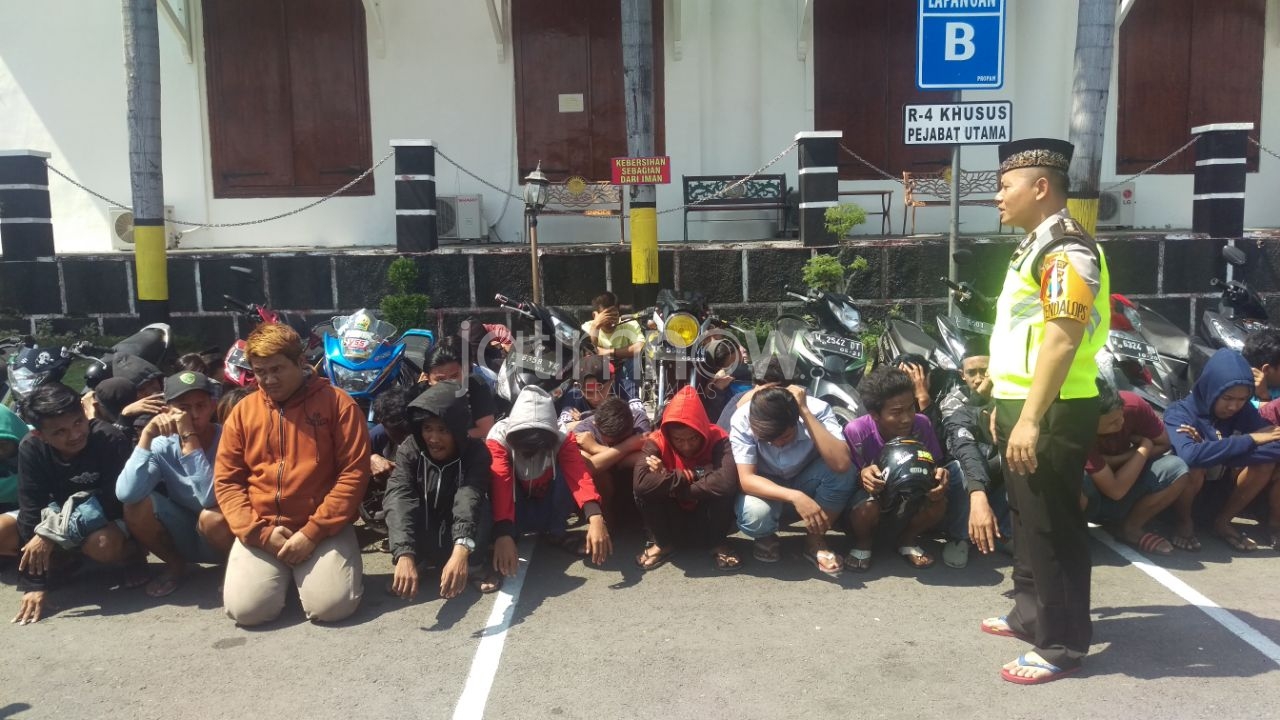 Petugas saat mengumpulkan para pembalap liar./Foto: Arry Saputra.