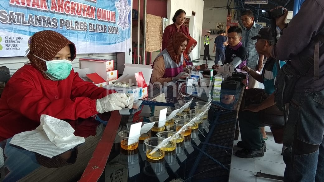 Petugas melakukan tes urine./Foto: CF Glorian.