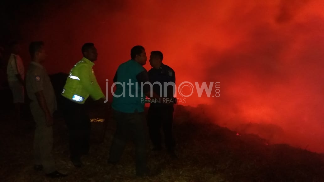 Petugas melakukan pemadaman./Foto: Mita Kusuma.