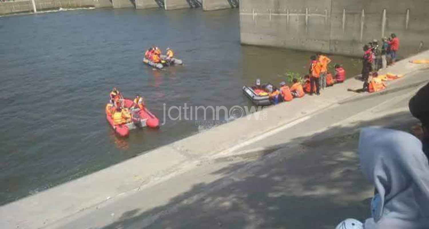 Petugas melakukan pencarian./Foto: Arry Saputra.