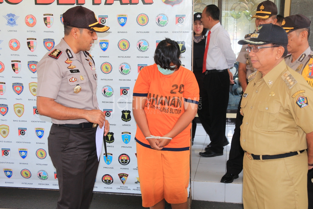 Petugas menunjukkan tersangka./Foto: CF Glorian.