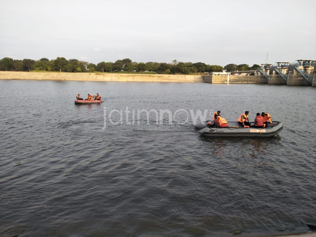 Petugas saat melakukan pencarian./Foto: Istimewa