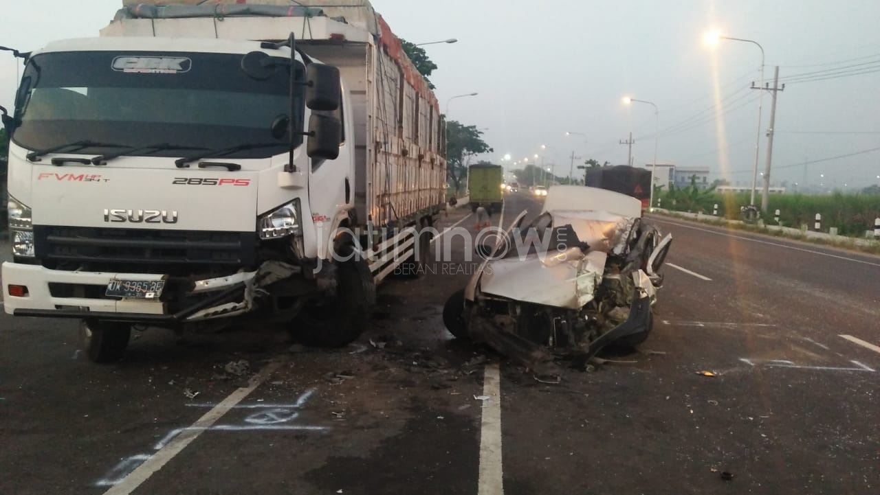 Dua mobil yang terlibat kecelakaan./Foto: Mita Kusuma.