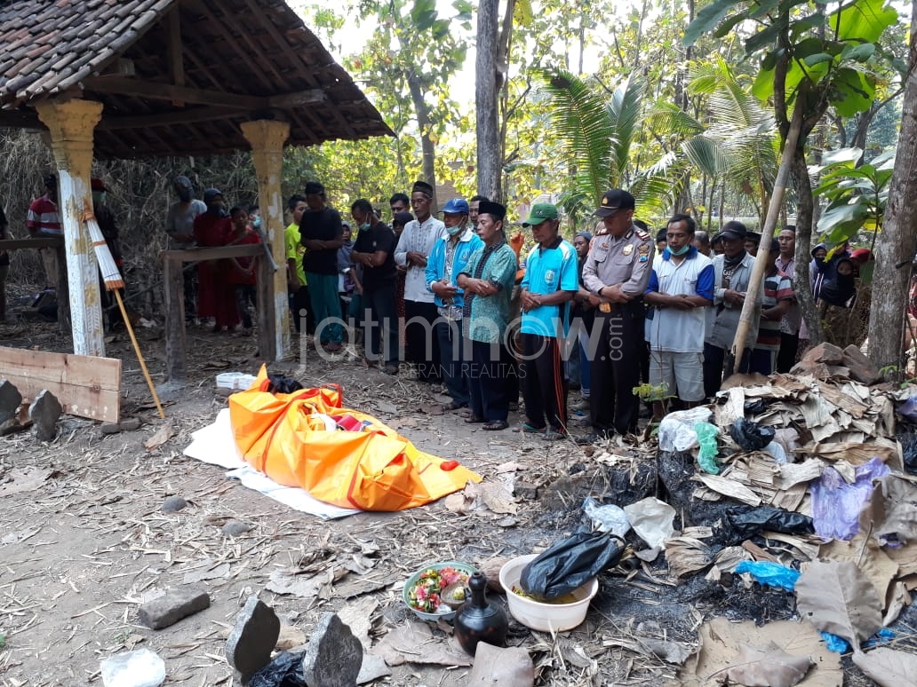 Warga mensalati jenazah nenek Soerah./Foto: Mita Kusuma.