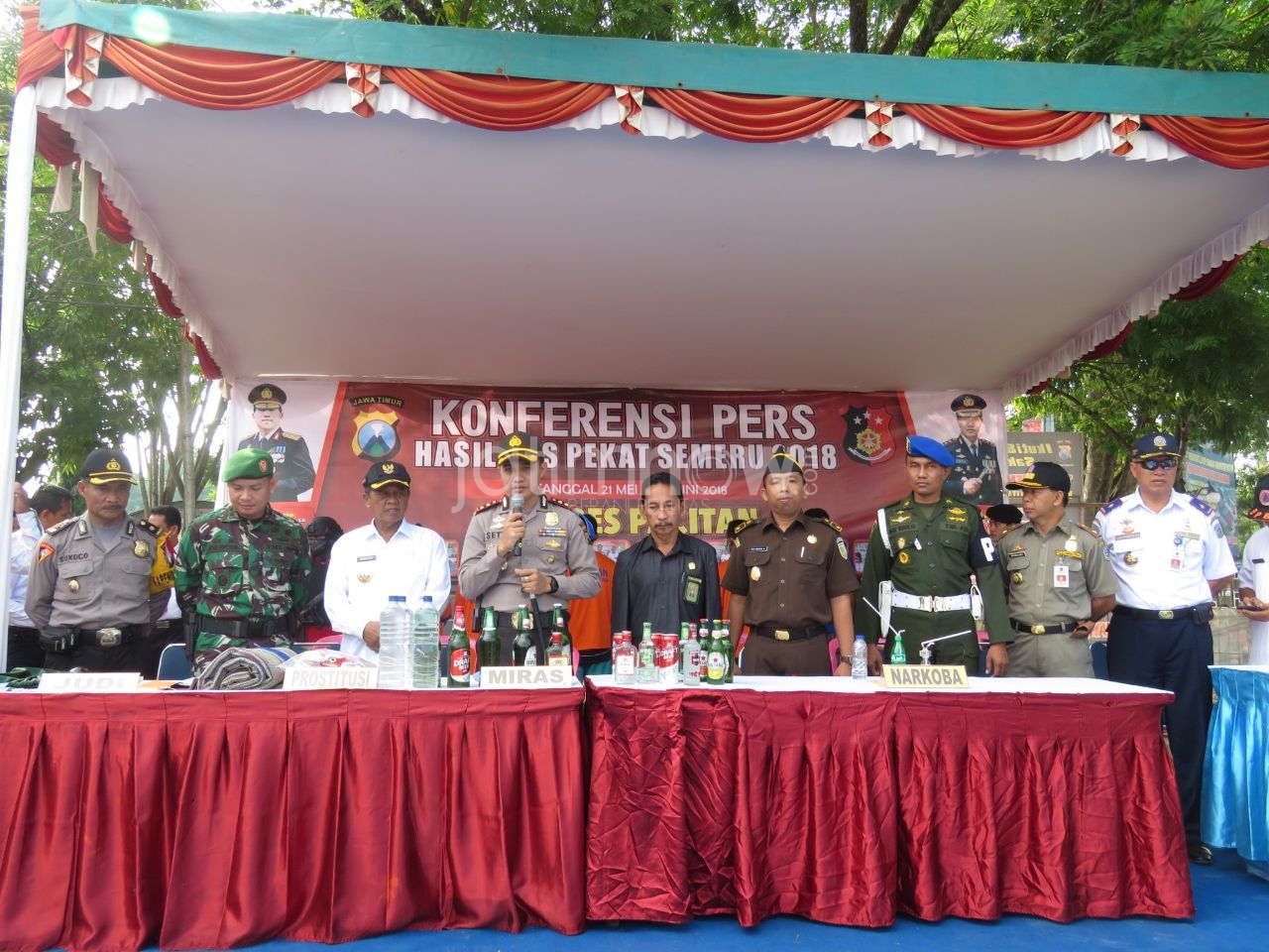 Petugas menunjukkan barang bukti yang disita./Foto: Mita Kusuma.