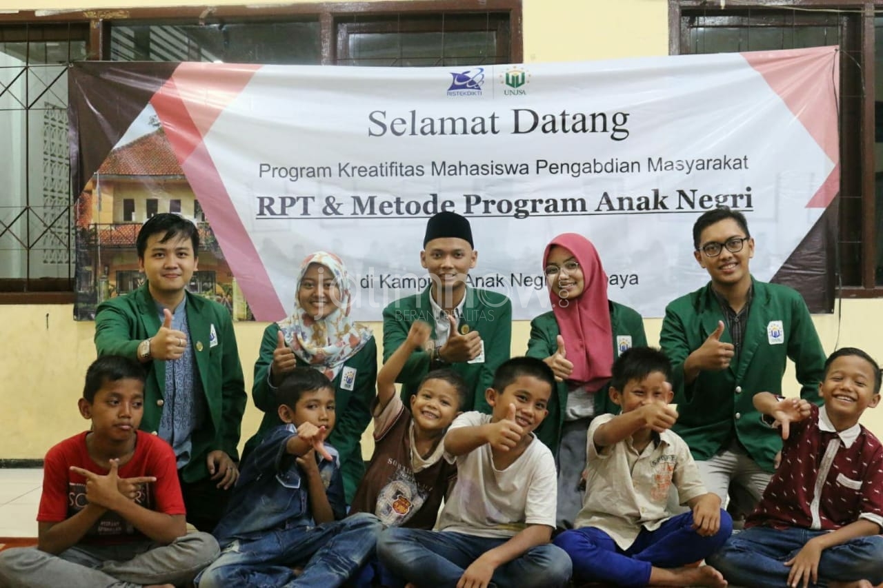 Lima Mahasiswa FK Unusa pembuat modul deradikalisasi berfoto bersama kampung anak negeri Surabaya./Foto: Fahrizal Tito.