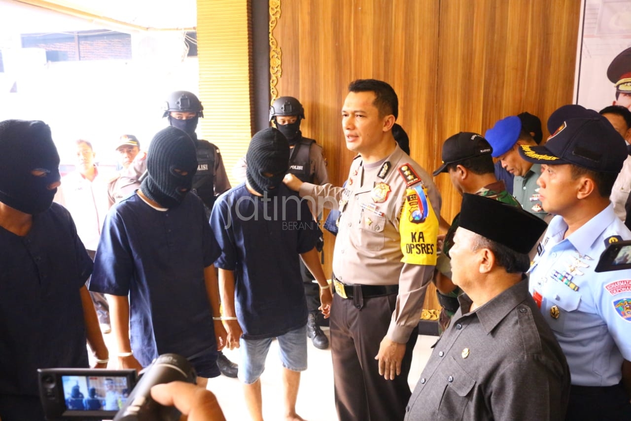 Petugas menunjukkan tersangka./Foto: Mita Kusuma.