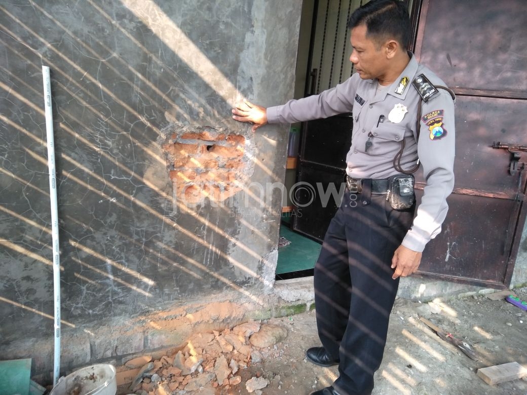 Petugas menunjukan lubang di tembok./Mita Kusuma.