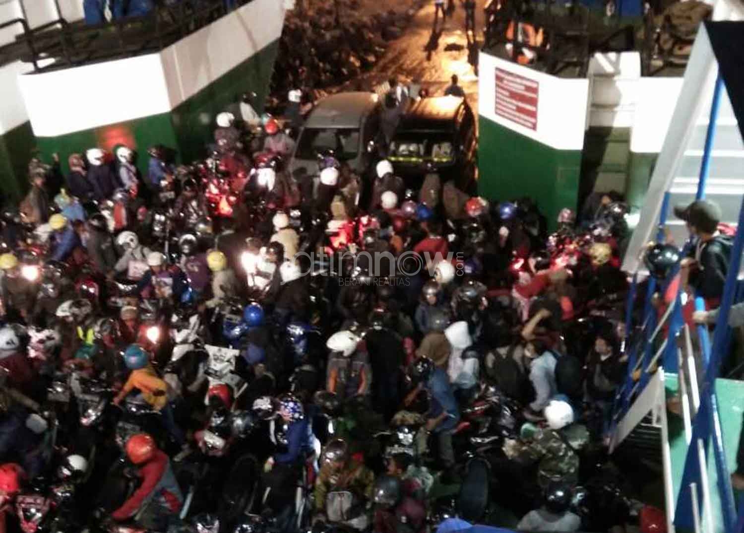 Pergerakan pemudik di pelabuhan Ketapang Banyuwangi/ Foto: Hafiluddin Ahmad