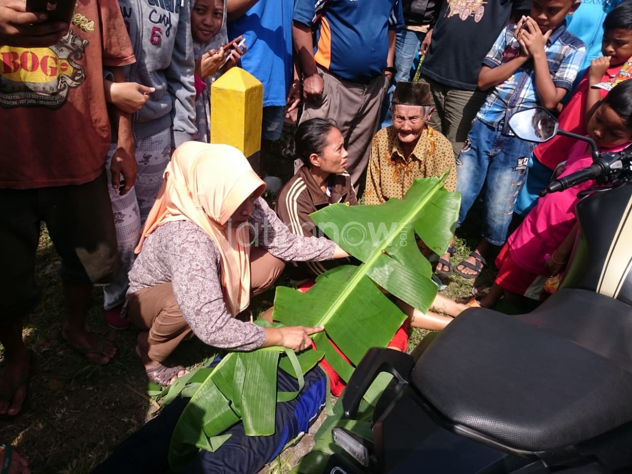 Jenazah korban usai dievakuasi./Foto: Irul Hamdani.