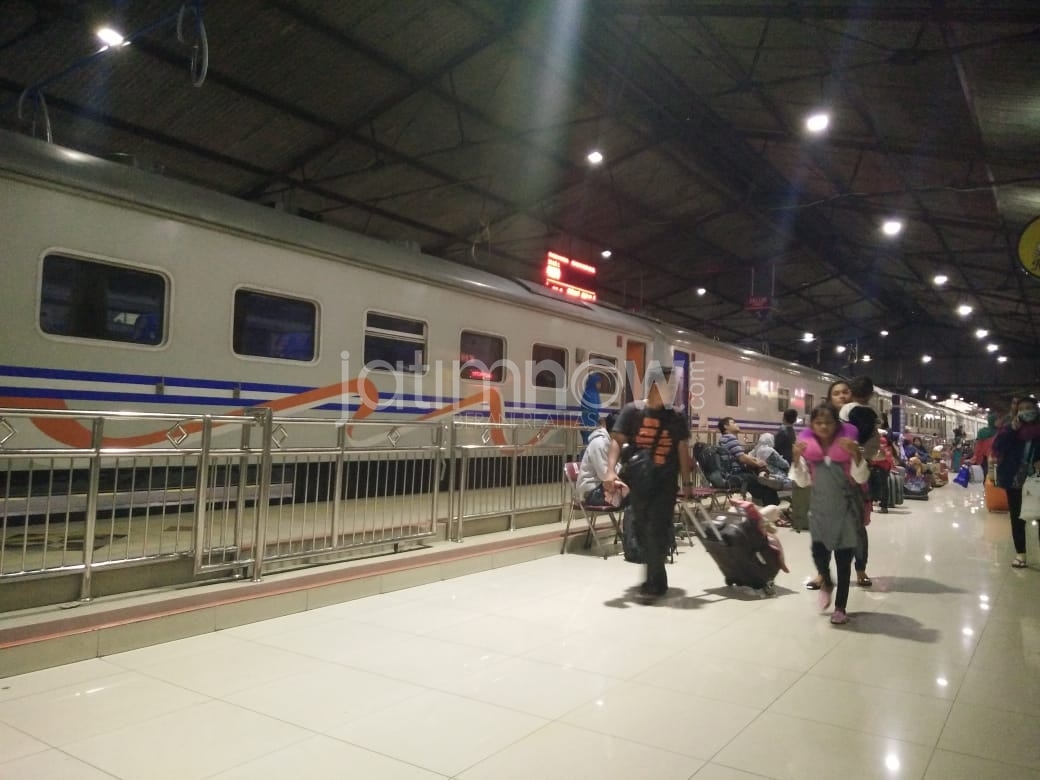 Sejumlah penumpang di stasiun./Foto: Mita Kusuma.