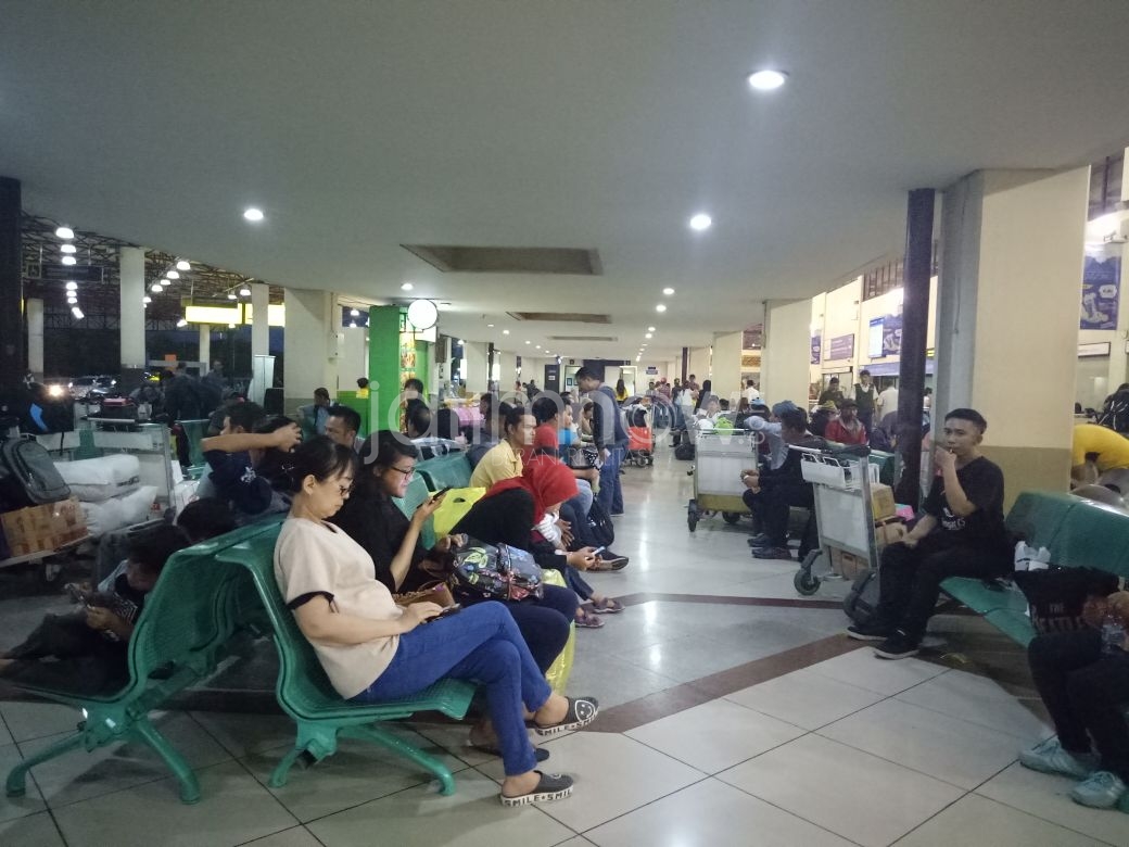 Penumpang di Bandara Juanda./Foto: Arry Saputra.