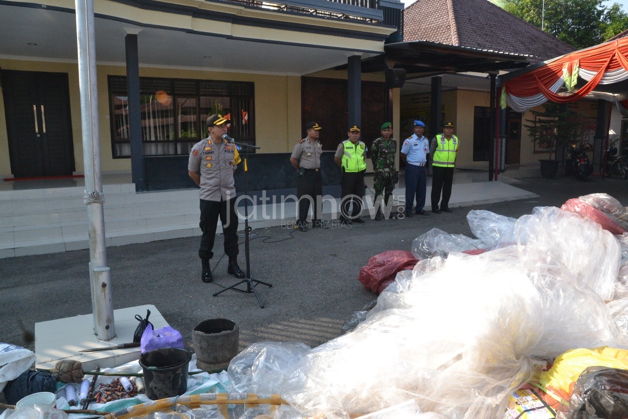 Tim Gabungan Sita 64 Balon Udara dan 90 Petasan di Ponorogo