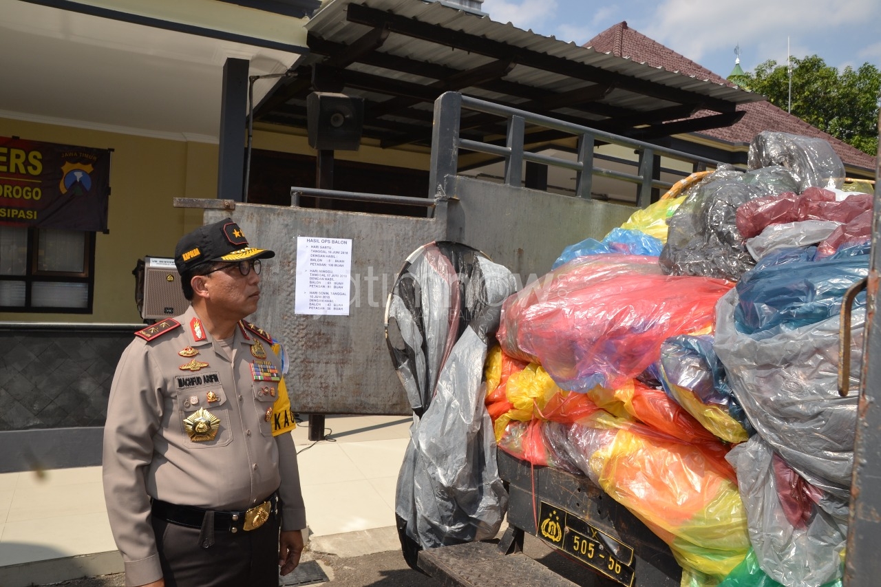 Kapolda meninjau balon yang disita polisi./Foto: Mita Kusuma.