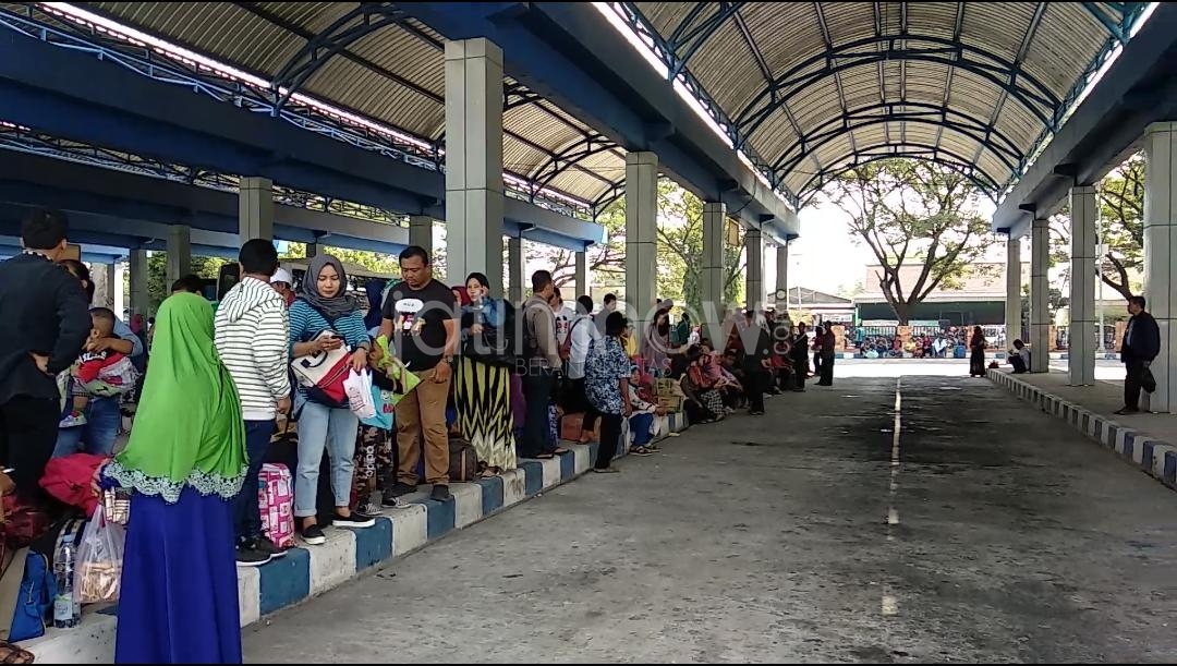 Penumpukan penumpang di Terminal Seloaji./Foto: Mita Kusuma.