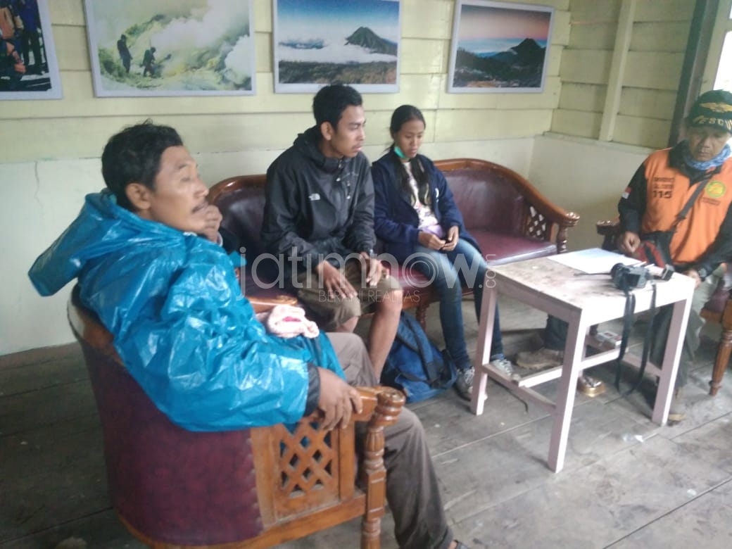 Dua wisatawan saat ditemukan tim gabungan./Foto: Istimewa.