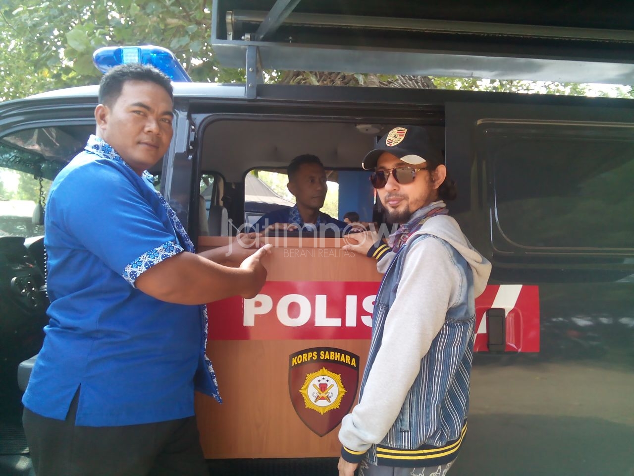 Petugas SPKT Polres Pacitan saat melayani pengaduan masyarakat./Foto: Mita Kusuma.