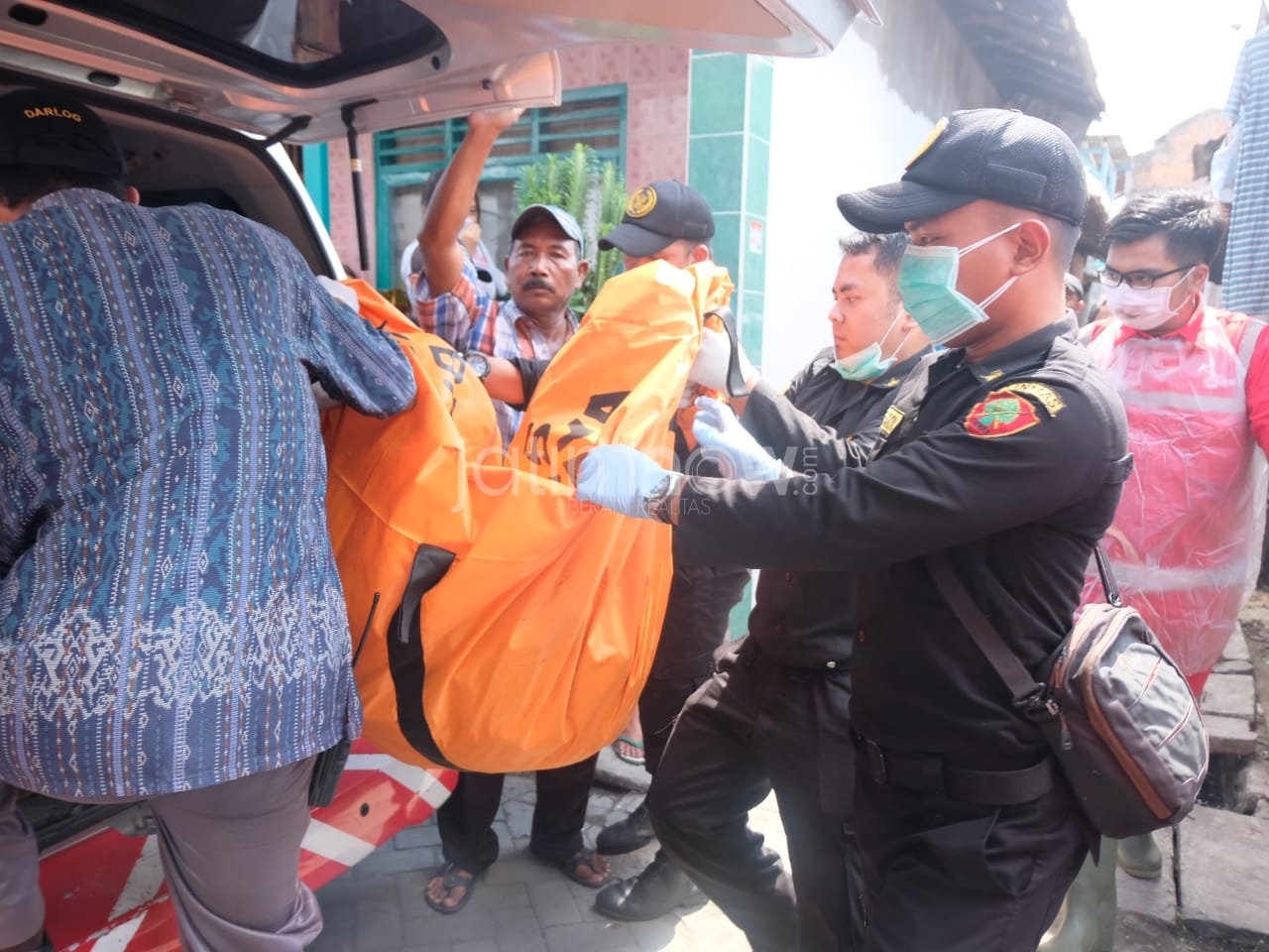 Petugas mengevakuasi jasad korban./Foto: Fahrizal Tito.