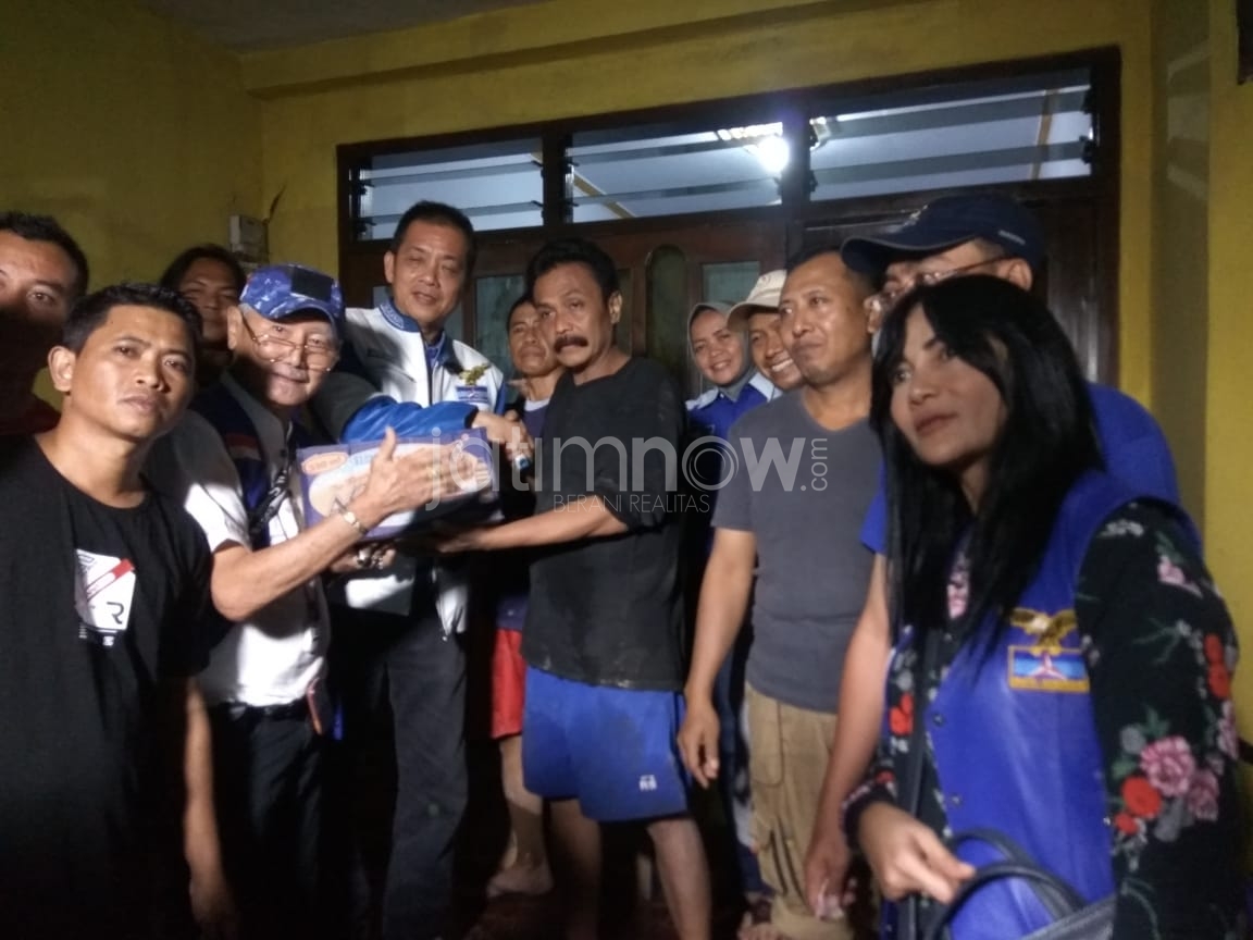 Jajaran pengurus DPC Demokrat memberikan bantuan langsung kepada masyarakat./Foto: Hafiluddin Ahmad.