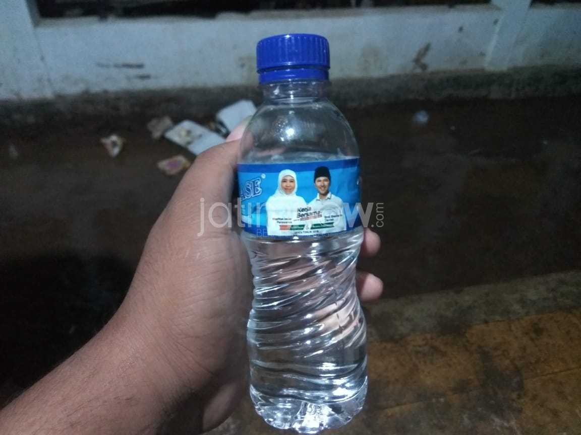 Bantuan Bergambar Khofifah-Emil Ditolak, Ini Kata Ketua DPC Demokrat 