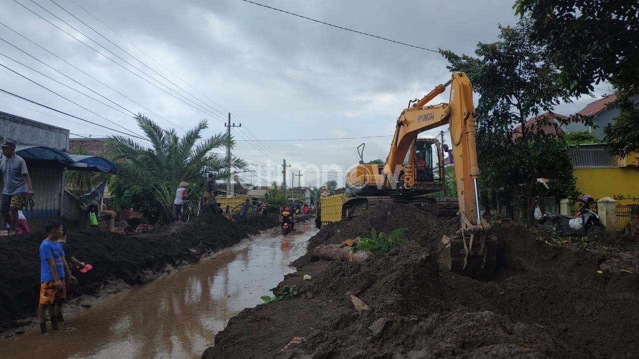 Alat berat saat melakukan normalisasi sungai./Foto: Humas Pemkab Banyuwangi for jatimnow.com.