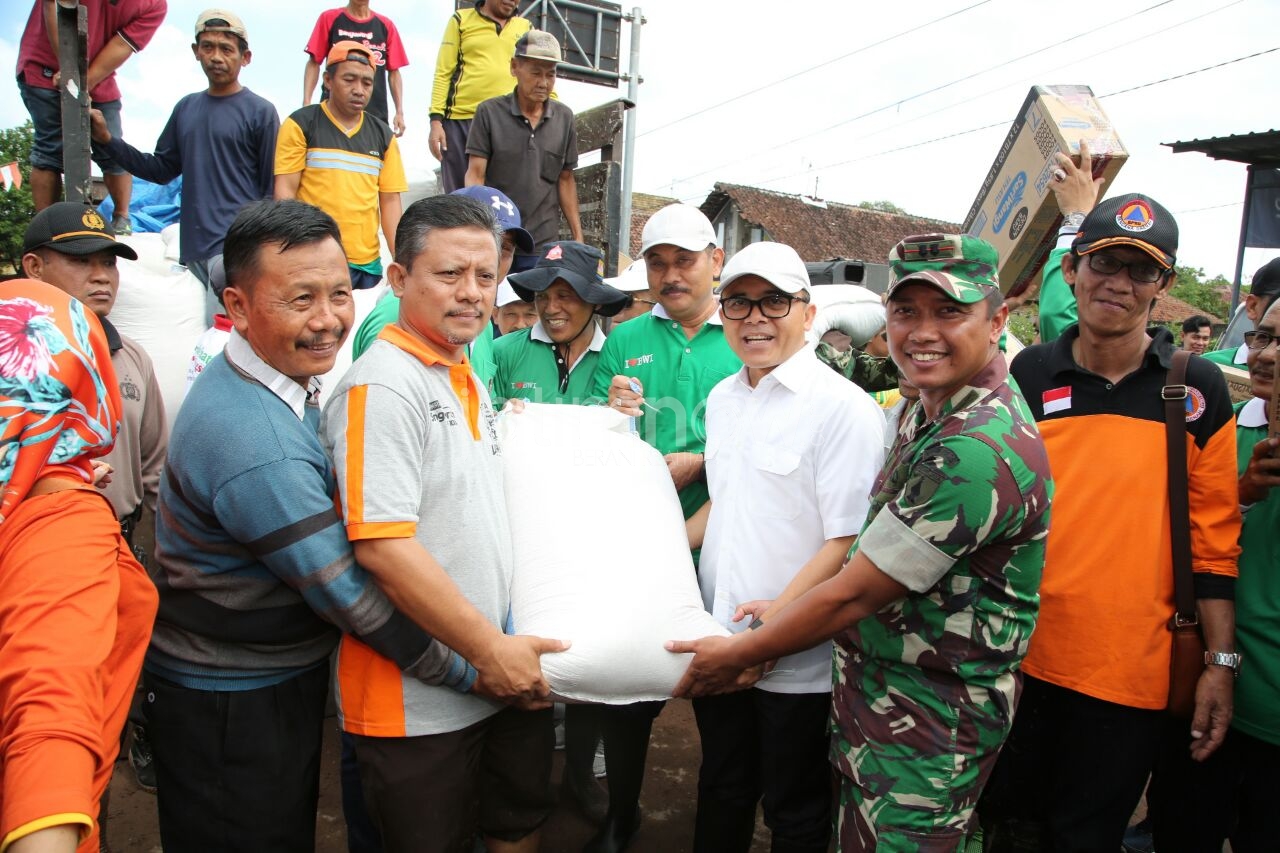 Bupati Anas Instruksikan Bantuan Korban Banjir Diserahkan Satu Pintu